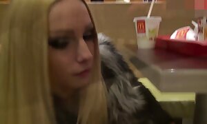 口の中でジューシーなザーメンスキニー雌犬 アダルト 動画 女 向け