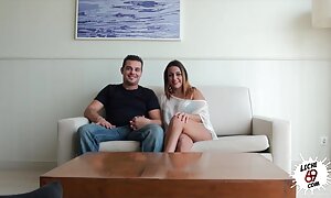 彼は彼の売春婦を脱いで、車の中で犯された 女 の 人 の ため の エロ 動画