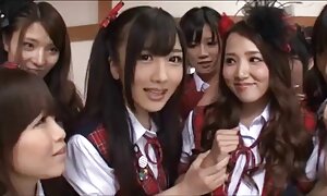 若い先生とのセックスと美しい学生 女性 の 為 の アダルト 動画